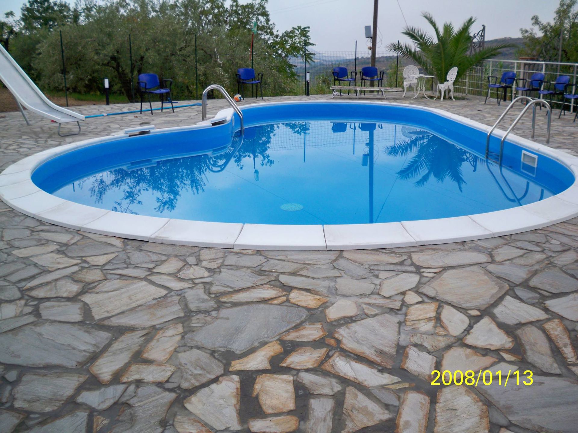 Piscina a sfioro realizzata da RG Piscine