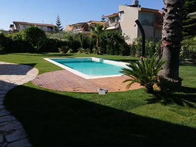 Piscina e deck circolare in legno, vista d'insieme