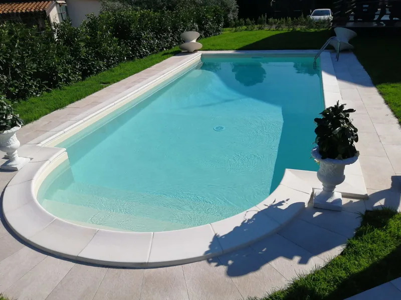 Piscina ovale con vasi in ceramica bianca