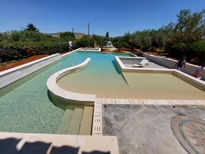 Vista d'insieme con scalini curvi e fontana