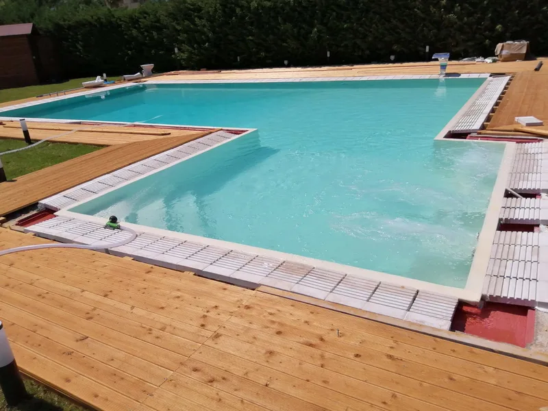 Vista zenitale piscina con deck in legno